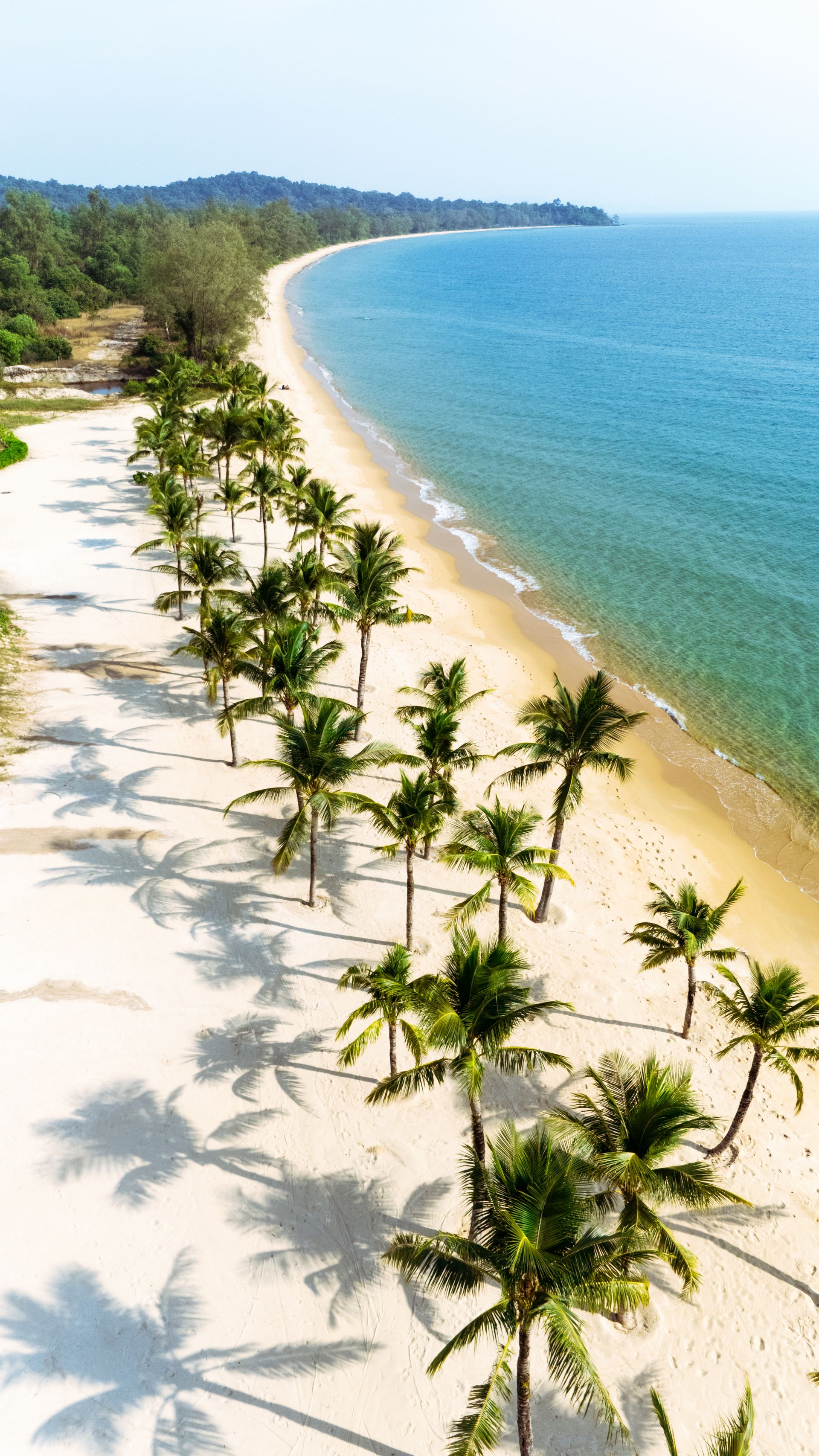 Praia com coqueiros no sul da Bahia